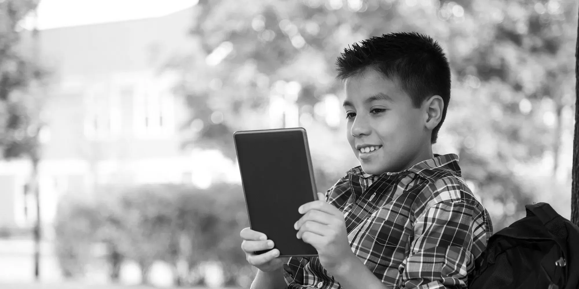 Niño leyendo una tableta